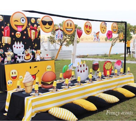 Pre adolescente party                                                       … Emoji Birthday Party, Emoji Birthday, Emoji Party, 13th Birthday Parties, 10th Birthday Parties, Teen Birthday, 12th Birthday, 11th Birthday, 13th Birthday