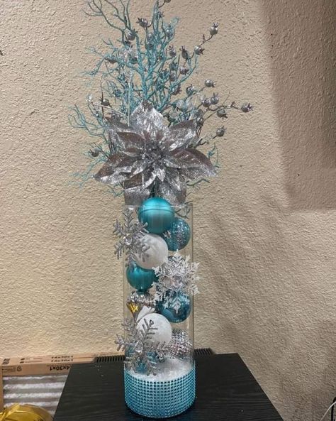 Christmas Decor Blue And Silver, Blue And Silver Christmas Tree Ideas, Blue And Silver Christmas Decorations, Winter Wonderland Christmas Party, Aqua Christmas, Christmas Flower Decorations, Deco Ballon, Winter Wonderland Decorations, Christmas Decorations Centerpiece