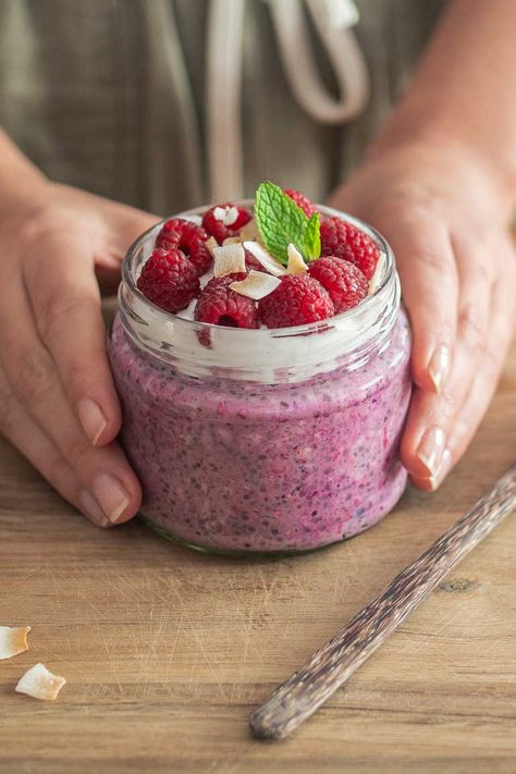 Delight in a nourishing morning meal with scrumptious Berry Overnight Oats! This recipe combines the goodness of oats with a burst of fruity flavors, making it the perfect way to start your day. Berry Overnight Oats, Raspberry Coconut, Smoothie Recipes Healthy Breakfast, Overnight Oat, Oats Recipe, Overnight Oats Recipe, Coconut Yogurt, Easy Healthy Breakfast, Vegan Dinner Recipes