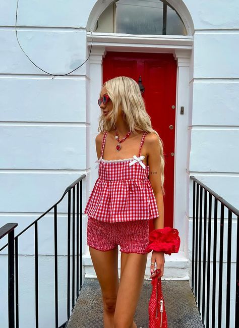 New England Beach Outfit, Amy Hallimond, Outfit Inspo For Summer, Beach Coquette, England Kit, Gingham Outfit, Trendy Outfit Inspo, Candle Table, Trendy Fashion Outfits