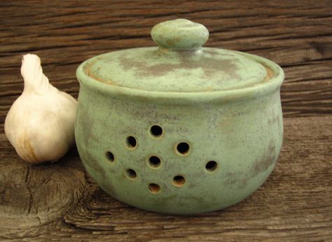 cute ceramic garlic holder for the kitchen! Garlic Roaster, Garlic Keeper, Garlic Jar, Patina Green, Pottery Jars, Gadgets Kitchen Cooking, Art Studio At Home, Green Patina, Ceramics Ideas Pottery