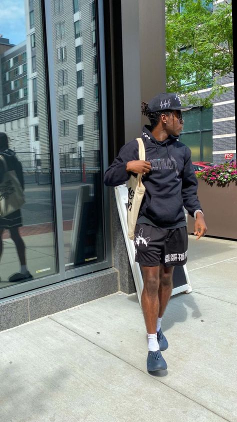 Black Foam Runner Outfit Men, Yeezy Foam Runner Outfit Men, Foam Runner Outfit Men, Cargos With Yeezy Slides, Black Foam Runner Outfit, Yeezy Slide Fits Men, Yeezy Slides Outfit For Men Shorts, Summer Fits Men Streetwear Shorts, Foam Runner Outfit