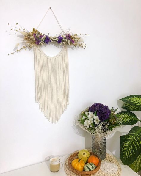 Macrame Dried Flowers, Macrame With Dried Flowers, Macrame And Dried Flowers, Natal Boho, Flower Macrame, Macrame Inspiration, Flower Projects, Winter 23, Macrame Decor