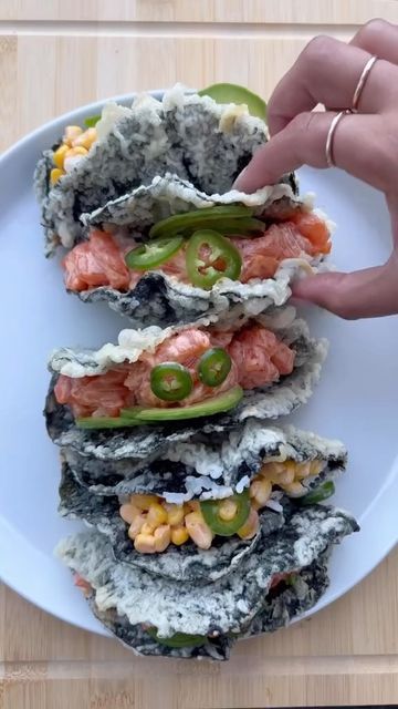 Whole Diets on Instagram: "Crispy salmon tacos🍣 Recipe: -Salmon -Jalapeño -Sriracha -Kewpie Mayo -Tempura batter -Soy sauce -Avocado -Nori sheets Follow @wholediets for daily nutritional content 🥑🔥 - Credit: @iavocraving Follow @wholediets Follow @wholediets Follow @wholediets If you learned something new or were inspired, please like and share the video🙏🏽 - #easyrecipes #cookingvideo #vegan #veganfood #veganrecipes #dairyfree #glutenfree #vegetarian #plantbasedfood #healthymeal #healthyfoo Nori Taco, Salmon Tacos Recipe, Shots Alcohol Recipes, Rice Paper Recipes, Healthy Foo, Crispy Salmon, Salmon Tacos, Reception Food, Salmon And Rice