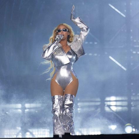 Ariana Gra, Beyonce 2000's, Leotard Outfit, Beyonce Pictures, Queen Bee Beyonce, Beyonce Outfits, Beyonce Style, Queen Outfit, Beyoncé Giselle Knowles-carter