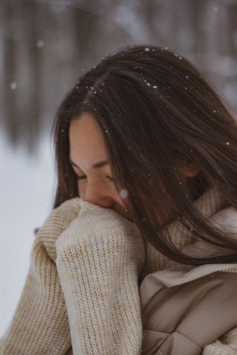 Winter Portraits Photography, Winter Senior Pictures, Snow Photoshoot, Winter Portraits, Snow Pictures, Snow Photography, Winter Photoshoot, Stylish Photo Pose, Winter Photo