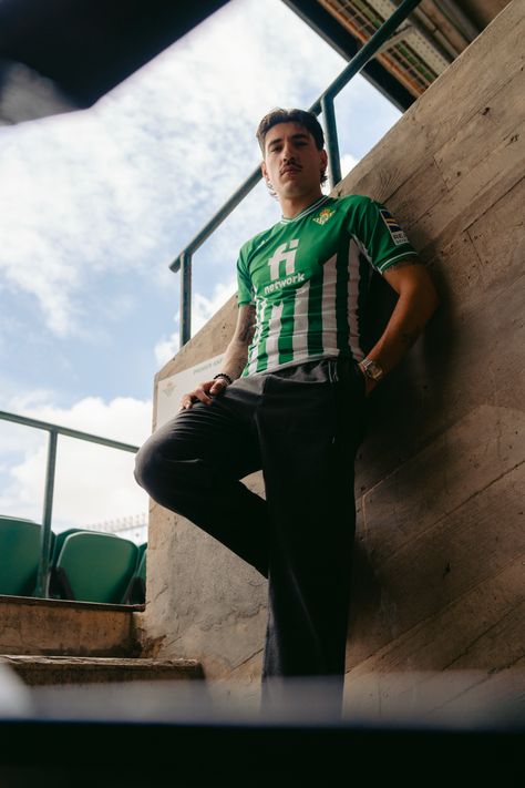 Football Kit Photoshoot, Jersey Photoshoot Ideas, Soccer Photoshoot Ideas, Jersey Reveal, Soccer Photography Poses, Streetwear Photoshoot Ideas, Football Photoshoot, Soccer Shoot, Sports Photoshoot