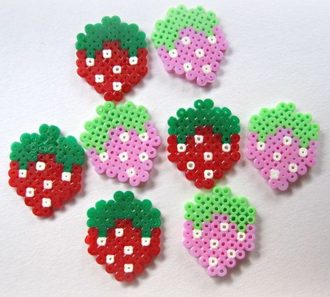 Perler Beads Rainbow Pattern, Strawberry Perler Bead Pattern, Perler Bead Strawberry, Perler Bead Kawaii, Strawberry Perler, Cute Hama Bead Ideas, Kawaii Perler Beads, Perler Beads Designs Pattern, Kawaii Perler