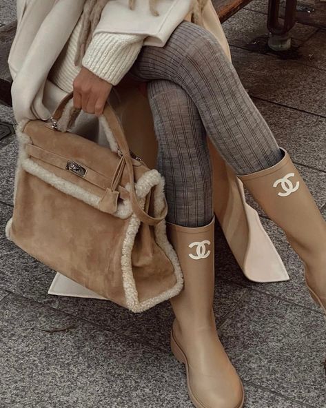 6 Stylish Shearling Bag Alternatives to the Hermès Teddy Kelly Chanel Rain Boots, Chanel Boots, Kelly Bag, Fall Fits, Classic Outfits, Accessories Jewelry, Colorful Fashion, Cloth Bags, Autumn Winter Fashion