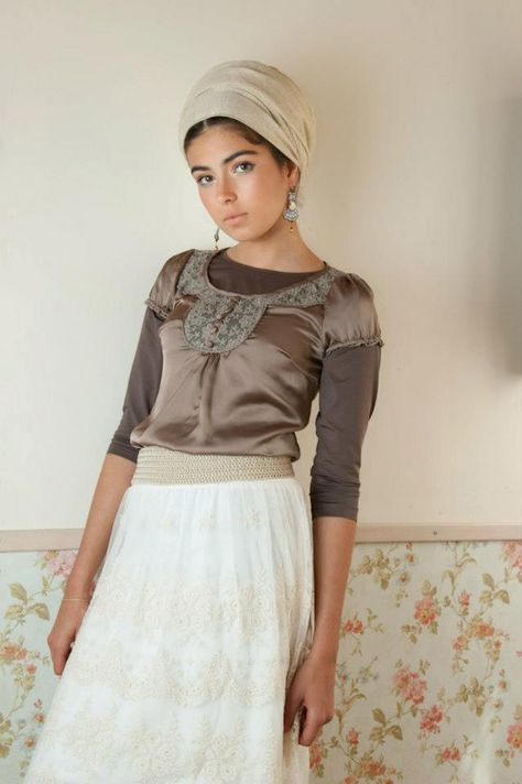 Cream maxi skirt, taupe silk blouse and undershirt, cream mitpachat Jewish Women Fashion, Cream Maxi Skirt, Head Coverings, Fashion Modest, Jewish Women, Set Apart, Hair Wraps, Women Outfit, Lovely Clothes