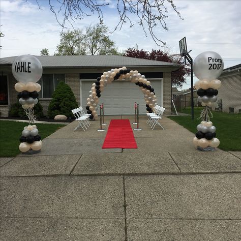 Send Off Prom Ideas, Homecoming Send Off Ideas, Prom After Party Decorations, Black Prom Send Off Decorations, Male Prom Send Off Decorations, Graduation Send Off Ideas, Before Prom Party Ideas, Prom Send Off Ideas Decorations Inside, Prom Balloon Ideas