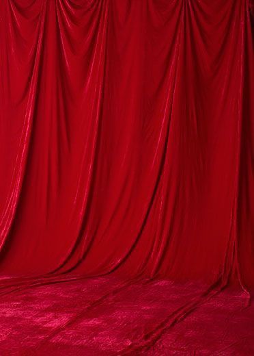 Red Studio Background, Red Backdrop Photoshoot, Photo Shoot Background, Studio Background Ideas, Photo Studio Design, Photoshoot Background, Photography Studio Design, Artistic Rugs, Shooting Studio