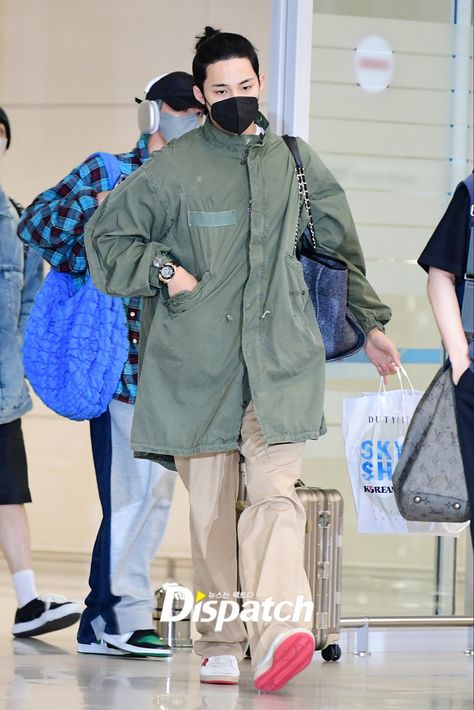 Mingyu Airport Fashion, Seventeen Debut, Mingyu Seventeen, Airport Fashion, America And Canada, Pledis Entertainment, Airport Style, Kpop Fashion, World Tour