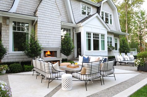 New England Outdoor Patio, Monica Hibbs, Modern Chic Living Room, Monika Hibbs, Outdoor Living Space Design, Modern Living Room Lighting, Alternative Living, Summer Living Room, Modern Family Rooms