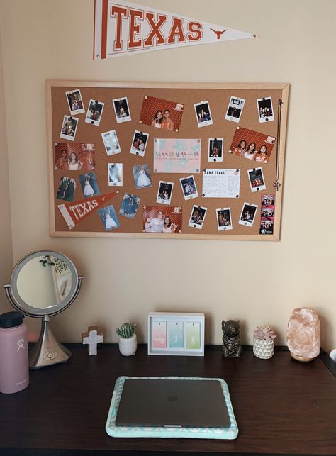 College Dorm Bulletin Boards Room Decor, Picture Bulletin Board Ideas Bedroom, Bulletin Board Dorm Room, Dorm Room Bulletin Boards, Bulletin Board Aesthetic Room, College Cork Board Ideas, Bulletin Boards Bedroom, Dorm Bulletin Boards Room Decor, Bulletin Board Ideas Dorm