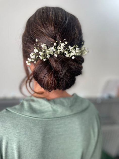 Low Updo Wedding Hair With Flowers, Loose Bun With Flowers, Wedding Low Bun With Hairpiece, Low Bun Wedding Hair Flowers, Low Messy Bun Wedding Hair Indian, Weddings Hairstyles Indian, Bun Hairstyle With Flower, Low Bun With Flowers Indian, Low Bun Hairstyles With Flowers