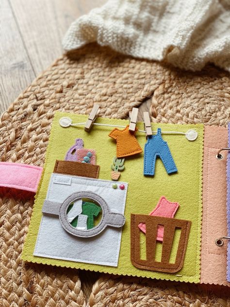 Sensory Book Ideas, Quiet Book Ideas, Felt Activity Book, Felt Busy Book, Felt Doll House, Diy Busy Books, Quiet Book Pages, Baby Books Diy, Montessori Activity