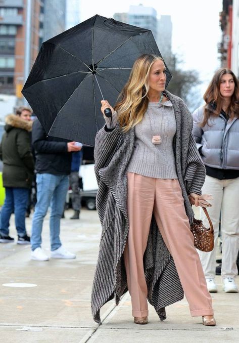 Inspiration Dressing, Sarah Jessica Parker Style, Estilo Gossip Girl, Sara Jessica Parker, Carrie Bradshaw Outfits, Carrie Bradshaw Style, Parker Outfit, City Outfits, Sarah Jessica