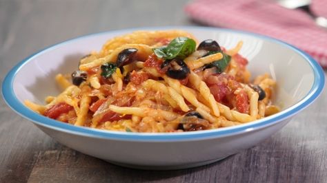 Ricetta Trofie alla ligure: Alzi la mano chi vorrebbe un bel piatto di trofie alla ligure, una ricetta molto semplice da fare ma deliziosa. Seguite il nostro passo passo e vedrete! Cannelloni Pasta, European Food, Gnocchi, Eating Well, Italian Recipes, Pasta, Meat, Chicken