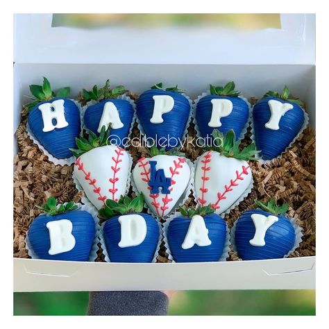 Edible by Katia 🦋 on Instagram: “Dodger theme bday box 🤩⚾️💙 •  #chocolatecoveredstrawberries #smallbusiness #dippedstrawberries #dippedoreos #chocobanana #strawberries…” Strawberries Chocolate Covered, Covered Strawberries Bouquet, Dipped Treats, Strawberries Bouquet, Choco Banana, Chocolate Covered Strawberries Bouquet, Strawberries Chocolate, Strawberry Gifts, Strawberry Hearts