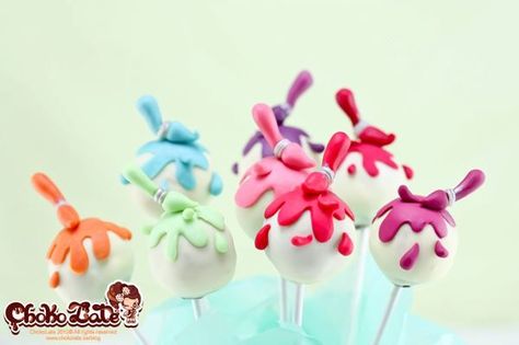 cake pops decorated with modelling chocolate Paint Brush Cake, Art Party Cakes, Painting Cake, Pop Art Party, Cake Pop Designs, Pop Cake, Pop Cakes, Artist Birthday, Cake Pop Decorating