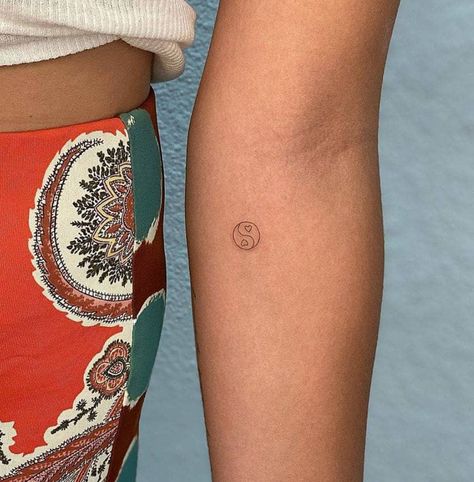 Mini Yin Yang Tattoo, Small Back Tattoos, Yoga Tattoos, Yang Tattoo, Jewel Tattoo, Yin Yang Tattoos, Wicked Tattoos, Cute Little Tattoos, Cute Tiny Tattoos