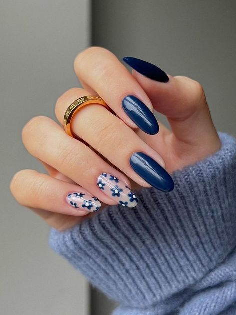 dark blue nails with flowers Dark Blue Short Nail Designs, Dark Spring Nails, Navy Blue Nail Designs, Dark Spring, Hoco Nails, Navy Nails, Dark Blue Nails, Navy Blue Nails, Graduation Nails