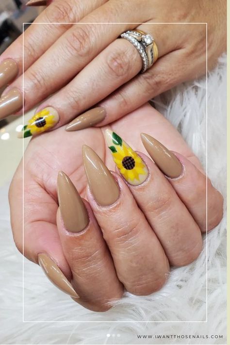 Sunflower Nails Sunflower Nail Designs, Sunflower Nail, Sunflower Nail Art, Fun Manicure, Brown Nail Polish, Sunflower Nails, Sculptured Nails, Plain Nails, Fantasy Nails