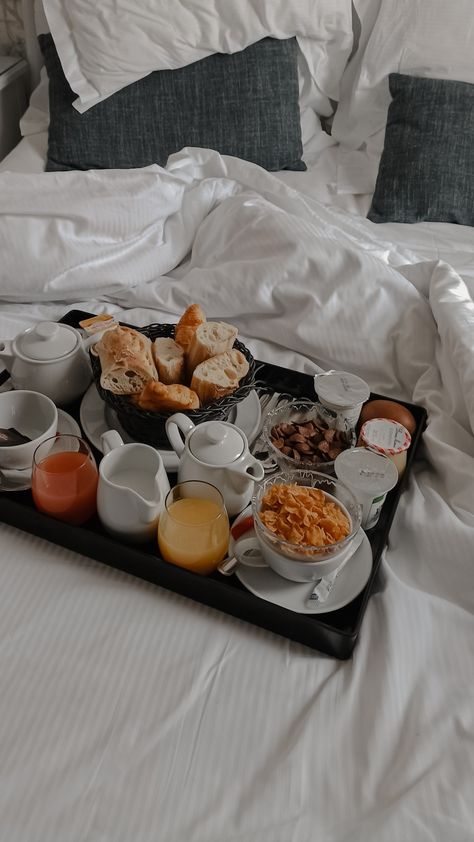 Breakfast in bed ☕ Breakfast In Bed Aesthetic Couple, Bed Breakfast Aesthetic, Romantic Morning Couple Breakfast, Couple Breakfast In Bed, Breakfast In Bed For Husband, Breakfast In Bed Aesthetic, Food In Bed, Eating In Bed, Romantic Breakfast In Bed