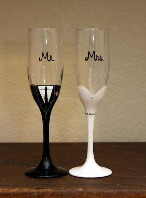 Wedding Fotos, Wedding Wine Glasses, Painted Glasses, Bling Wedding, Mr And Mrs Wedding, Wedding Glasses, Painted Wine Glasses, Wine Wedding, Champagne Wedding