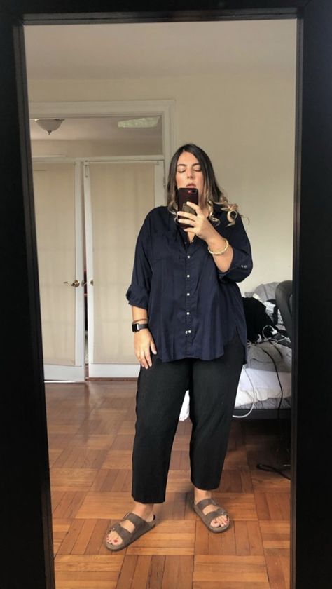 Plus Size Comfortable Outfits Summer, Plus Size Gender Neutral Outfits, Boyfriend Shirt Outfit Plus Size, Minimalist Mid Size Fashion, Minimalist Outfits Women Plus Size, Plus Size Outfit Styling, Curvy Minimalist Outfit, Minimal Plus Size Fashion, Plus Minimalist Fashion