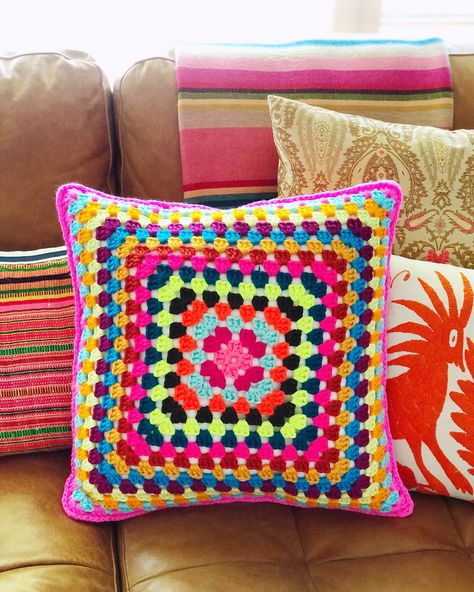 Neon Granny Square Blanket, Diy Crochet Granny Square, Crochet Granny Square Throw, Granny Square Pillow, Granny Square Throw, Crochet Cushion Pattern, Granny Square Projects, Granny Square Haken, Cushion Cover Pattern