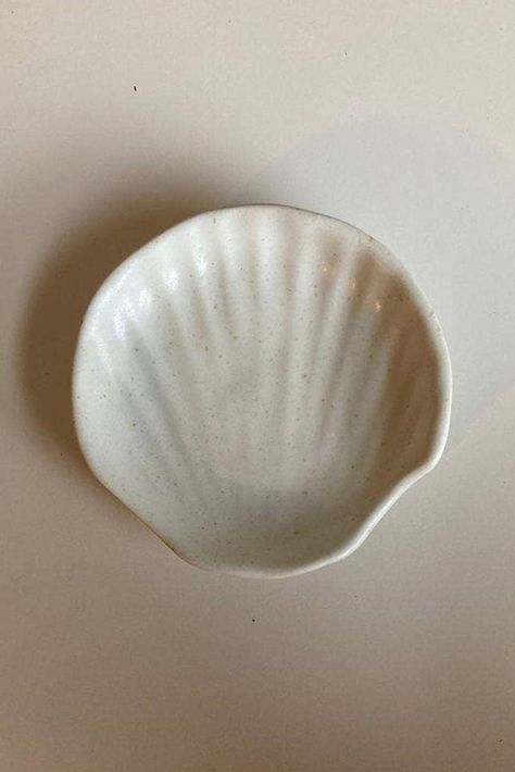 Seashell Ceramic Plate, Ceramic Sea Shell, Jewelry Bowl Clay, Ceramics Bowl Ideas, Hand Pottery Ideas, Small Pottery Ideas, Beach Ceramics, Minimal Mediterranean, Shell Pottery