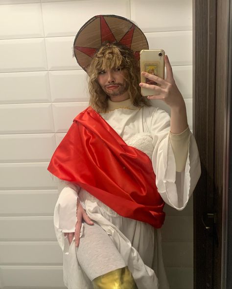 Diy Jesus Costume, Villanelle Costume, Jesus Halloween Costume, Queer Halloween Costume, Jesus Costume, Angel Gabriel, Saints And Sinners, Costume Inspo, Cindy Lou