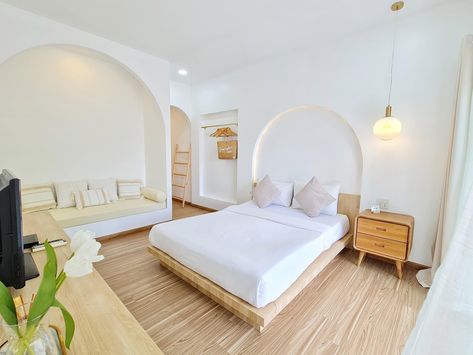 Santorini Hotel Room, Microcement Bedroom, Mediterranean Interior Design, Loft House Design, Japandi Home, Mediterranean Interior, Bali House, Mediterranean Style Homes, Minimalist House Design