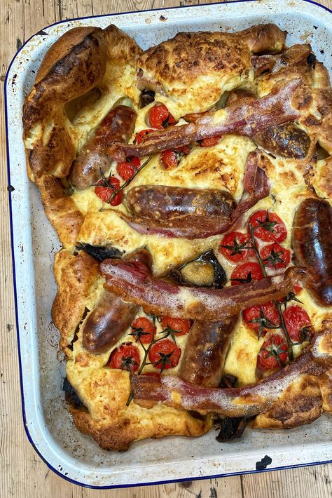 Large Yorkshire Pudding, Yorkshire Pudding Recipe Easy, British Sausage, British Bacon, Toad In The Hole Recipe, One Pan Breakfast, Sausage Sandwich Recipes, Yorkshire Pudding Recipe, Stuffing Balls Recipe