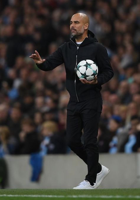 Pep Guardiola Style, Bald Style, Coach Outfits, Bald Men Style, Mens Casual Suits, Bald With Beard, Most Stylish Men, Soccer Coach, Best Dressed Man