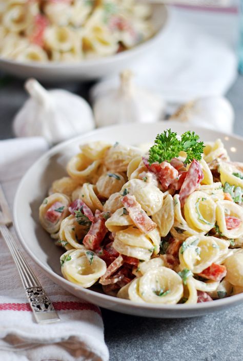 Creamy Tarragon and Roasted Garlic Pasta Salad Roasted Garlic Pasta Salad, Garlic Pasta Salad, Roasted Garlic Pasta, Tarragon Recipes, Creamy Pasta Salads, Salads For A Crowd, Pasta Salad Dressing, Resep Salad, Red Bell Peppers