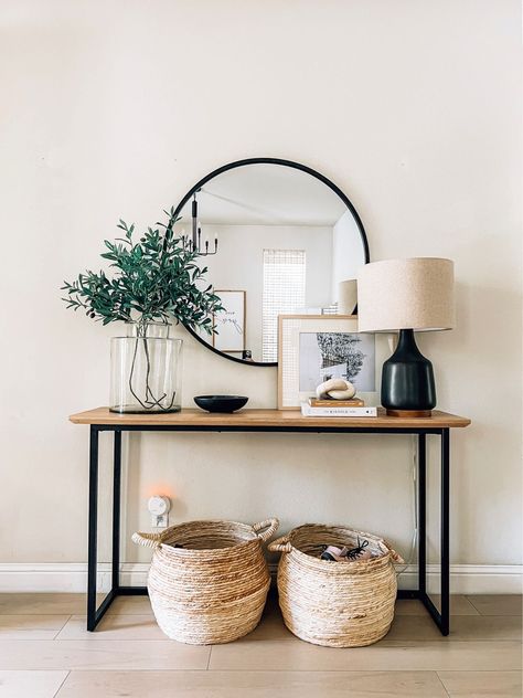 Modern Entry Way Decor Ideas, Modern Entry Table Decor, Front Entrance Table Decor, Living Room Decor Small Space, Apartment Entrance Ideas, Hallway Table Decor, Entryway Decor Small, Living Room Ideas Farmhouse, Entryway Table Decor