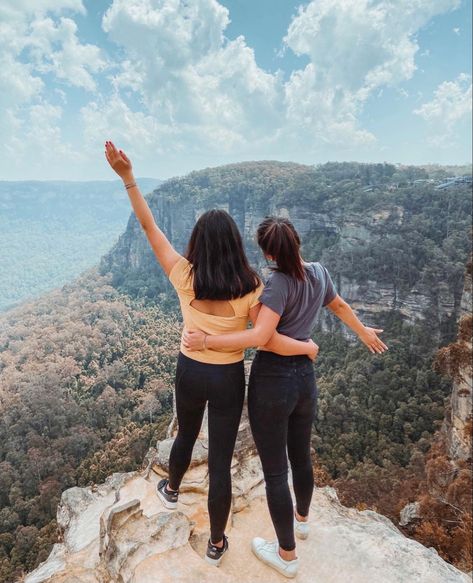 Pose with friends ideas instagram / photoshoot ideas nature / photography ideas friends hiking / travel aesthetic Travel Photo With Friends, Hiking Poses Photo Ideas Friends, Hiking Photography Friends, Maine Photoshoot, Photography Ideas Friends, Photoshoot Ideas Nature, Posing With Friends, Hiking Poses Photo Ideas, Pose With Friends