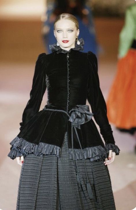 Yves Saint Laurent Runway, Saint Laurent Runway, Yves Saint Laurent Paris, Yves Saint Laurent Couture, 80 Fashion, St Laurent, 1990s Fashion, Iconic Dresses, French Fashion Designers