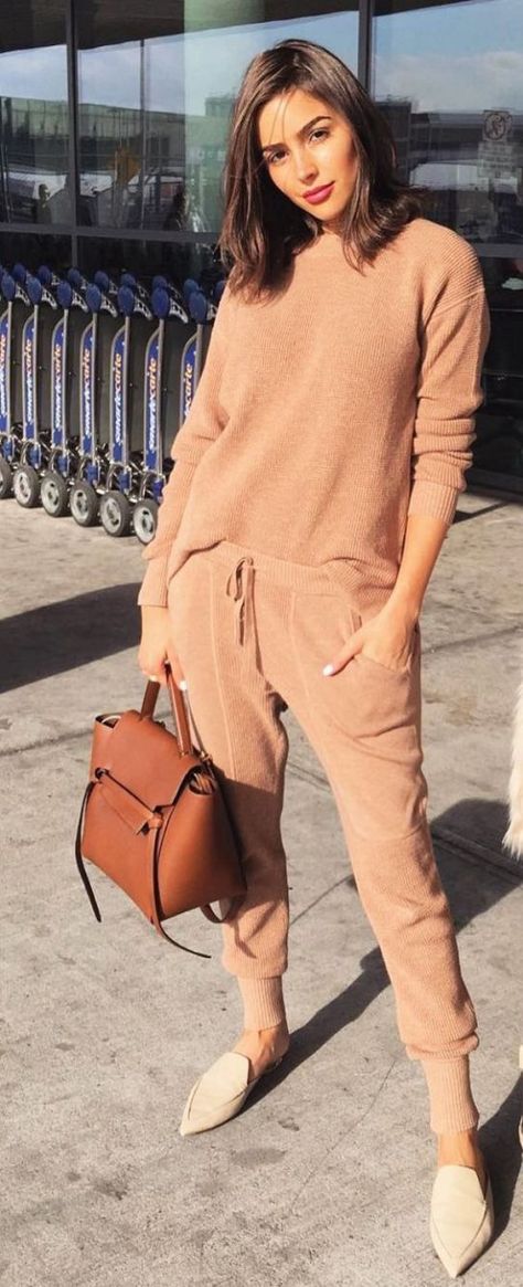 Fashion Travel Outfit, Oversized Sweater Outfit, Cozy Oversized Sweaters, Sweats Outfit, Outfits Edgy, Monochromatic Outfit, High Fashion Looks, Pullover Outfit, Winter Trends