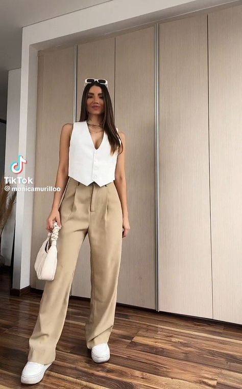 Pantalón trousers café 
Waistcoat white outfit 
Chaleco sastre blanco 
Chaleco formal corto blanco
Tenis blancos 
Bolsa blanca
Mónica Murillo Vest Outfits For Women, Ny Outfits, Vest Outfit, Rich And Famous, Looks Party, Casual Day Outfits, Elegante Casual, Paris Outfits, Public Transportation