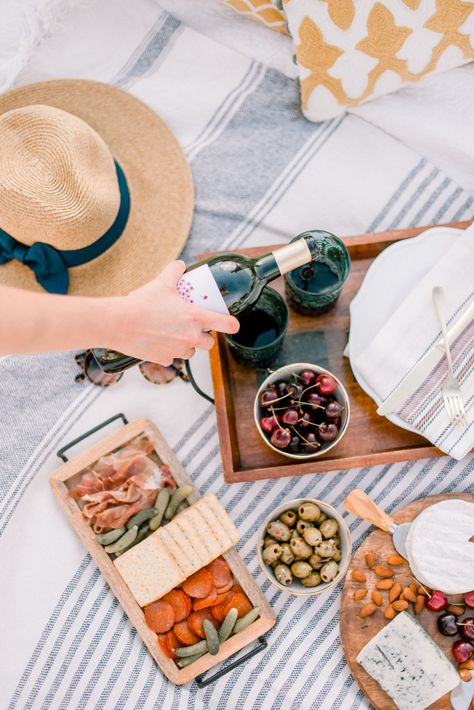 Picnic Proposal, French Picnic, Outdoors Quotes, Picnic Photography, Country Picnic, Wine Picnic, Indoor Picnic, Quotes Celebrities, Picnic Inspiration