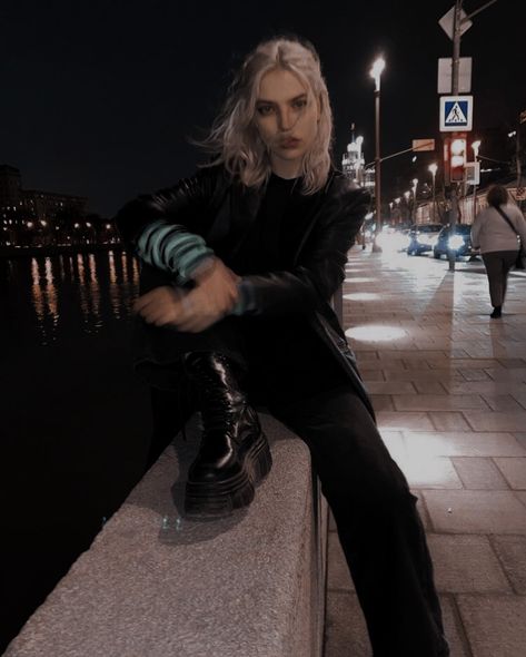 Blonde Tomboy Aesthetic, Masc Blonde Girl, Blonde Masc Girl, Blonde Masc Women, Masc Girls Aesthetic, Tomboy Model, Masculine Girl, Masc Girl, Grunge Photoshoot