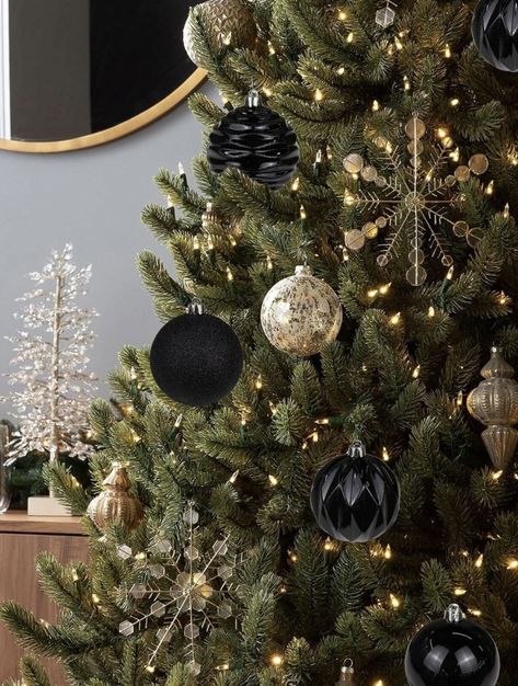 Gold White And Black Christmas Tree, Black Christmas Ornaments Tree, Black And Bronze Christmas Tree, Green Black And Gold Christmas Tree, Black Ornaments Christmas Tree Ideas, Green Gold Black Christmas, Black Christmas Tree Ideas White Gold, Christmas Tree Ideas Green And Gold, Christmas Tree With Black Decorations