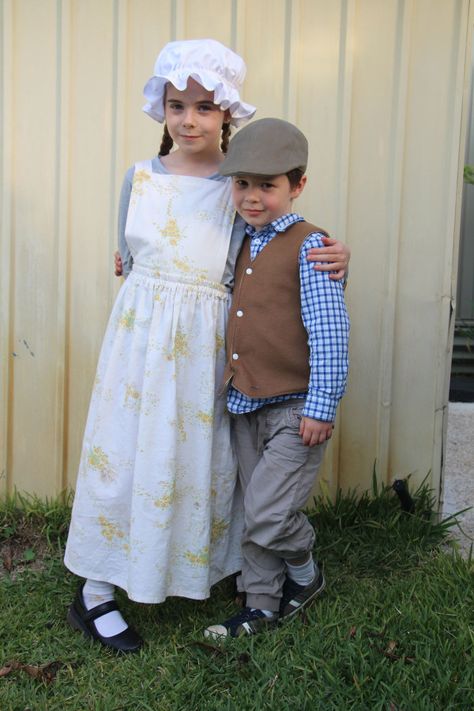 megan nielsen design diary: Bunny & Buddy’s colonial(ish) costumes Pioneer Costume Kids, Boys Pioneer Costume, Diy Colonial Costume, Pioneer Outfits, Halloween Costumes Australia, Australia Costume, Convict Costume, School Excursion, Colonial Costume