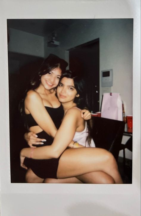 Vintage Aesthetic Polaroid, Polaroid Inspired Photos, Poloroid Pictures Ideas Best Friend, Polaroid Aesthetic Friends, Best Friend Polaroid Pictures Aesthetic, Polaroids With Friends, Polaroid Pictures Party, Poloroid Aesthetic Pic, Cute Polaroid Pictures With Friends