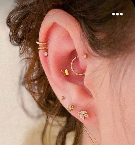 Cartilage Piercing Hoop, Piercing Inspiration, Earring Styles, Forward Helix Piercing, Cool Ear Piercings, Pretty Ear Piercings, Cute Ear Piercings, Ear Style, Cute Piercings