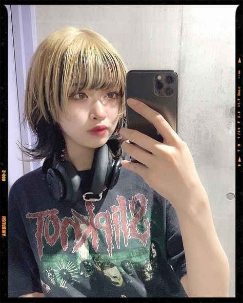 Wolf Cut Inspiration - Wolf Cut Hair Mixed Hair Dye Ideas, Blonde And Black Wolfcut, Black White Short Hair, Oreo Wolfcut, Blonde And Black Hair Color Ideas, Japanese Wolfcut, Hair Color Japanese, Wolf Cut Hair Color, Short Black And Blonde Hair